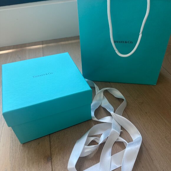 Tiffany & Co Ampersand Crystal Glass Paperweight - Picture 3 of 6